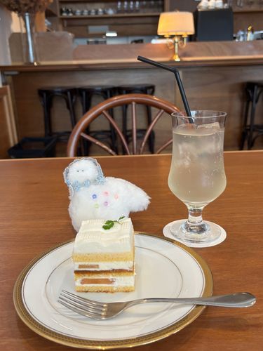 桃ソーダと桃ケーキ　桃だらけ