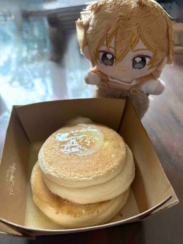 かおる:おっはよ〜♪けさ、こうがくんがレオンくんのさんぽがえりにコンビニでみつけたからってかってきてくれたんだ〜♪いまこんなしっかりとしたパンケーキがうってるんだね？すごいなぁ…。味はバターのあじしかしなかったからはちみつかけてたべたよ♪おいしかったから、おれもこんど見かけたらかってみようかな？