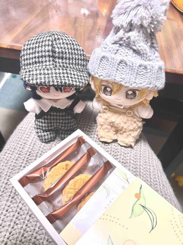 かおる「みてみて、れいくん。おいしそうなガレットをもらったんだ。いっしょにたべない？」
れい「おお、これはゆうめいなパティシエのやつじゃな♪いちまいをはんぶんこしてたべるのじゃ……♪」