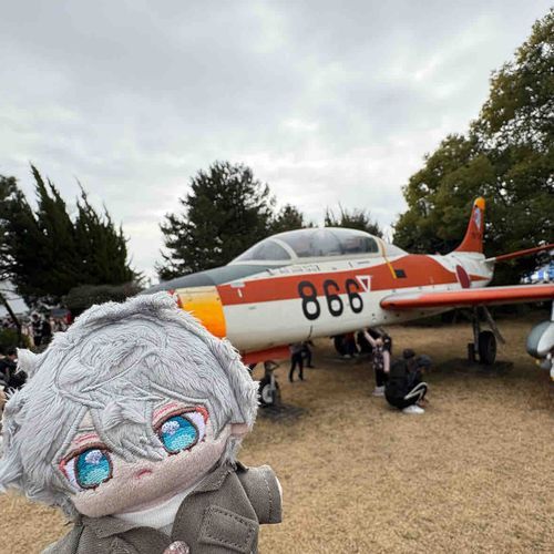 いずみ「すこしまえに、ブルーインパルスをみにいったんだよねぇ。けっこうちかくでみれたのはよかったんだけど、エンジンからとんでくるススやスモークのごみをぜんしんであびちゃってチョ〜さいあくだった。でも、こうくうショーはかっこうよくてそれなりにたのしめたかな……♪」