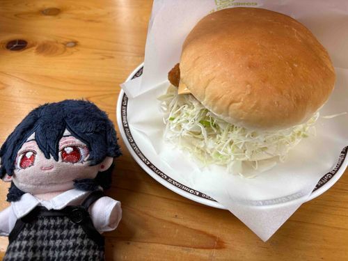 れい「じょうちゃんはコメダのフィッシュフライバーガーがすきなようでのう。ランチどきにここへくるといつもこれをたべるんじゃよ♪みなはコメダへきたらなにをたべるのかのう？やはりシロノワールかえ？」