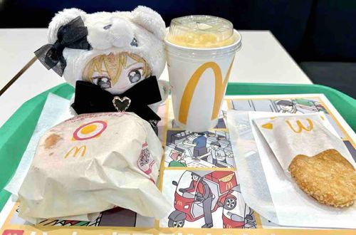かおる「やっほ〜♪ひさしぶりだね♪きょうはあさマックをたべにきたんだ〜。あさマックってたまに、むしょうにたべたくなることあるよね。あと、このハッシュドポテトはあさだけじゃなくて、レギュラーとしていちにちじゅうはんばいしててほしいよね〜。あ、ちょっとれいくん！おれのハッシュドポテトたべないでよ！？」