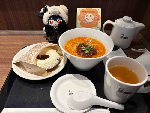 りつ「おいっす〜……♪きょうはねぇ、SNSでちょっとわだいになってたココナッツホイップ？のドーナツをたべにきたんだ〜♪セッちゃんがきいたらそっとうしそうなくらいあまくておいしかったよぉ。つぎはべつのココナッツけいドーナツ食べてみようかな。こんどはス〜ちゃんもさそわなきゃね。」