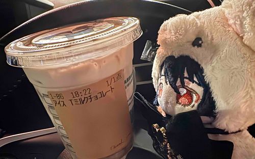 りつ「きになってたやつのんだんだ〜。もらったときにおみせのひとが『めっっっちゃ甘いんでかき混ぜて飲んでくださいね！』っていわれたからきになってひとくちめはそのままのんだんだよね。……すっっっごくあまかった。ま〜くんがあまやかしてくれるときくらいあまかったよぉ♪ふたくちめからはちゃんとかきまぜたけど、それでもけっこうあまかったなぁ。おいしかったからまたのみたいかも。あ、みんなおれがこれのんだことナイショね。セッちゃんにおこられちゃうからさ。」