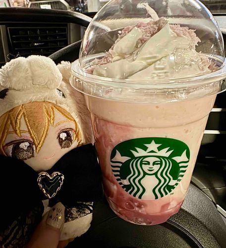 かおる「さいきんあたたかくなってきたからもうすぐはるがちかづいてきているんだな〜っておもうこと、ふえたよね。だからすこしはやめのはるをかんじたくて、はるげんていのフラペチーノをさっそくのんできたよ♪ みんなはもうのんだかな？ことしのはね、おれごのみのあじですっごくおいしかったんだ〜。したのほうにあるミルクプリンがけっこうおいしくってさ。あのプリンだけでもたべてみたいかもっておもっちゃった♪」