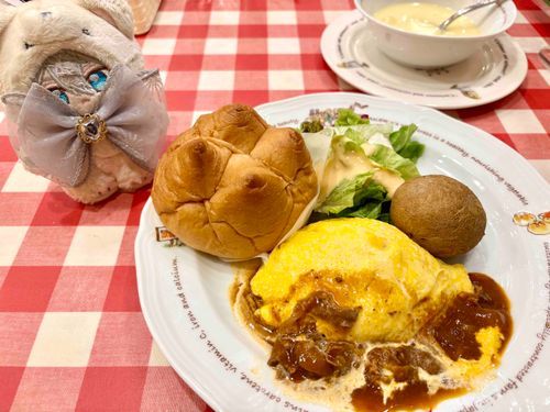 いずみ「こんばんは。このあいだ、すっごくひさしぶりにだいすきなオムライスやさんでごはんたべてきたんだよねぇ。ここのパン、ふわふわでもっちもちだからけっこうすきなんだよね。じかんがなくてかえなかったけど、またきかいがあればこんどはKnightsのみんなにおみやげでここのパンをかっていってあげようかな。」