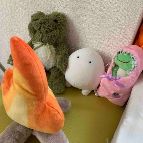 ベッド横の焚き火広場で焚き火を一晩中楽しんだ八郎とわらわらと七郎
