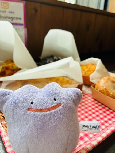 パン屋さんでお腹いっぱいだモン！