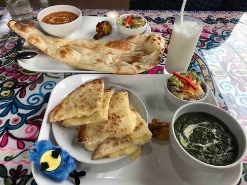 カレーなのだ！
ハニーチーズナンがクセになるうまさだよ！