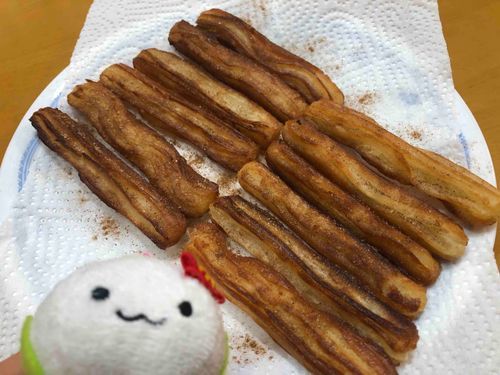 朝食にチュロスをつくったよ
シナモンシュガーをかけて食べるんだ！