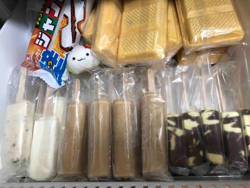 暑い時にはアイスだよ！
安いアイスで冷凍庫をいっぱいにするんだ