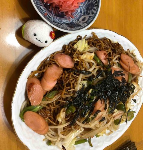 魚肉ソーセージ入りの焼きそばだよ！
3玉の麺もペロリなんだー
