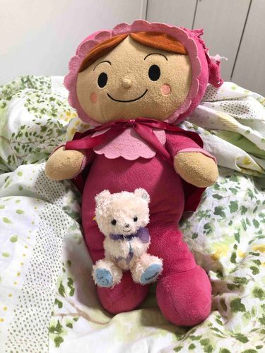 今日びっくりしたことがあってね😵6時半ごろご主人は結構寝相悪い方なんだけどぐみの後ろのご主人がちっちゃい頃から使っているぬいぐるみといっしょにベッドからおちちゃったの！で、そのあと3秒ぐらい何が起きたのか考えてぬいぐるみ手で赤ちゃんみたいに抱いたら写真じゃ見えないけど左耳が暗いからかわかんないけどビリビリって静電気見たいのが目に見えてそのあと頭と足痛かったから休んだら治ったみたいで安心した😮‍💨みんなも怪我には気おつけて！