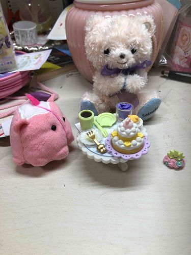 今日はお昼にいちごちゃんが遊びに来てくれていっしょにお茶会したの〜♪いちごちゃんはチョコミルクでぐみはぶどうジュース！
シュークリームとケーキ食べたよ〜おいしかった！