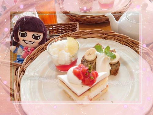 ぬい撮りデビューの日の写真よ！
美味しいものいっぱいで幸せだわ🌹