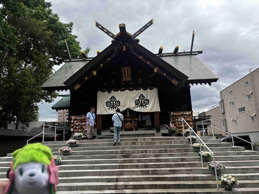 🌹：札幌諏訪神社に来た。鮮やかで涼しいところだな。

🦔：あ、シマエナガもいるでしゅ！
こんにちはでしゅ✨️