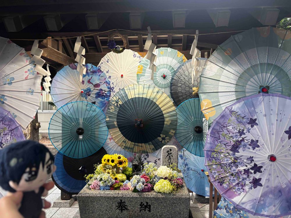 🌹：札幌諏訪神社に来た。鮮やかで涼しいところだな。

🦔：あ、シマエナガもいるでしゅ！
こんにちはでしゅ✨️