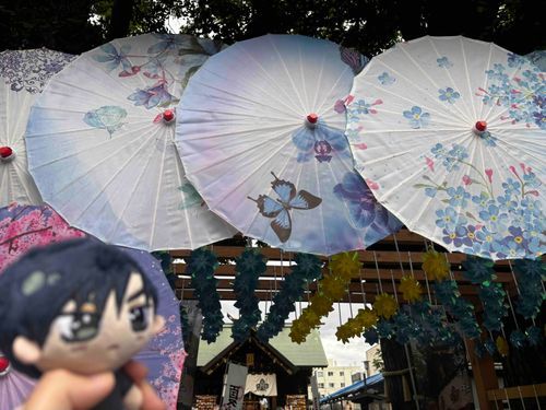 🌹：札幌諏訪神社に来た。鮮やかで涼しいところだな。

🦔：あ、シマエナガもいるでしゅ！
こんにちはでしゅ✨️