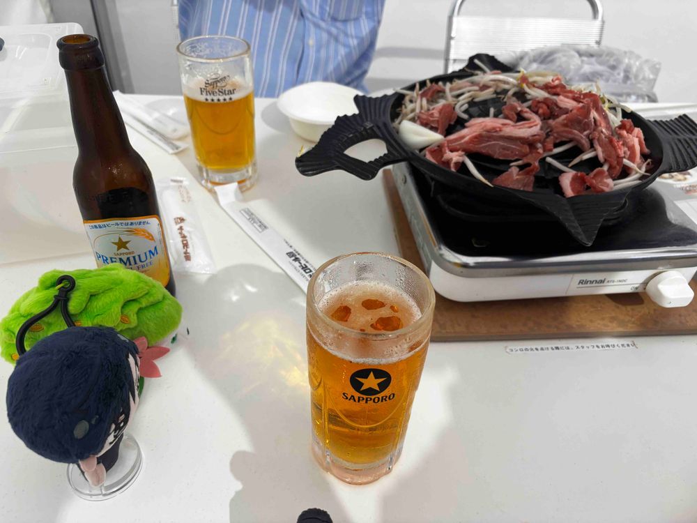 🌹：今日は最後にサッポロビール博物館に来た、サッポロビールといえばやはり★のマークだな。
夕飯はサッポロビール園のビアガーデンでジンギスカンを食べた。

🦔：お、おいしそうでしゅ🤤
あれ。シオンも🍻のむでしゅ？？

🌹：これはノンアルコールなんだ。
だが不思議とビールのような匂いと味がする。ちなみに心音はノンアルビール自体初挑戦だ。
...喉乾いていたらしいな、瓶のノンアルビールを2本飲んでいたよ💧‬