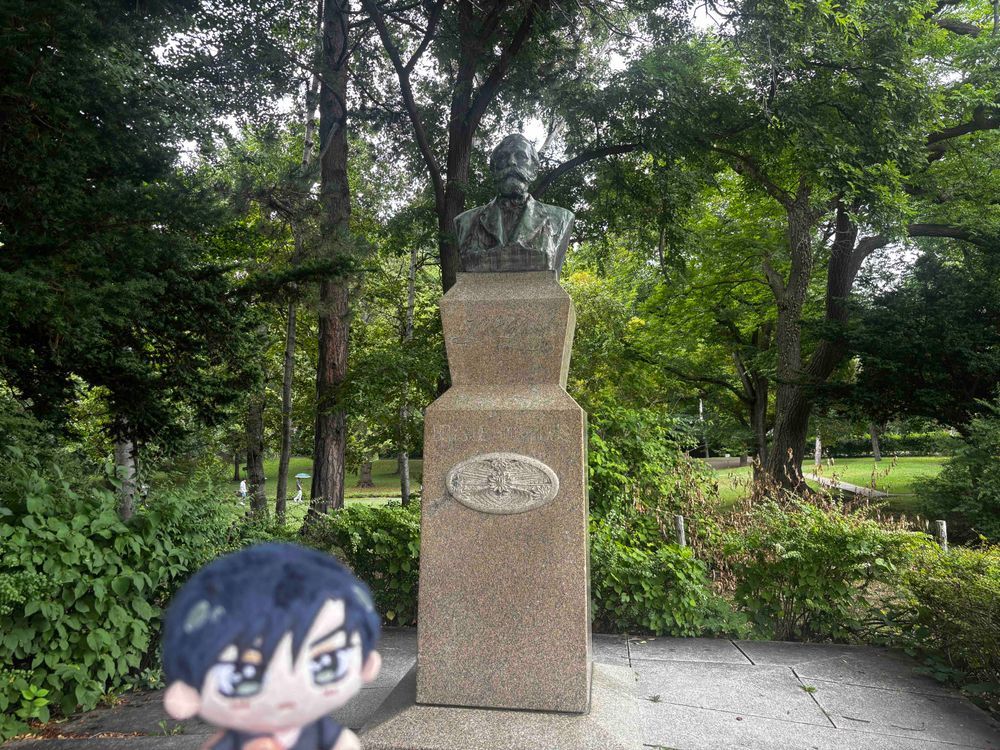 🌹：駅に戻る前に北海道大学に来てみた。心音の従兄弟の1人がここの法学部のOBだそうだ。俺は群馬大学の医学部生なんだが、心音が俺くらい頭が良ければこの北大でもいけるんじゃないかと言っていたが...もっとたくさん勉強しなければとてもじゃないがここには受からないさ💧‬

🦔：りょうすけおにいさん あのきのえだのうえみてくださいでしゅ！

🌹：ん？どうかしたか...？ （木の枝の上見上げ） あれは🐿...。
エゾリスか？

🦔：きのみかなにかをたべてるでしゅ、かわいいでしゅ♡