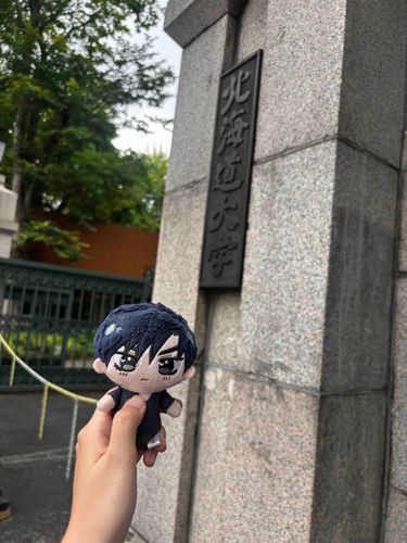 🌹：駅に戻る前に北海道大学に来てみた。心音の従兄弟の1人がここの法学部のOBだそうだ。俺は群馬大学の医学部生なんだが、心音が俺くらい頭が良ければこの北大でもいけるんじゃないかと言っていたが...もっとたくさん勉強しなければとてもじゃないがここには受からないさ💧‬

🦔：りょうすけおにいさん あのきのえだのうえみてくださいでしゅ！

🌹：ん？どうかしたか...？ （木の枝の上見上げ） あれは🐿...。
エゾリスか？

🦔：きのみかなにかをたべてるでしゅ、かわいいでしゅ♡
