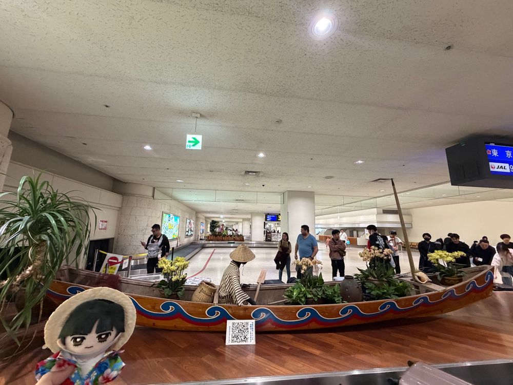 ～沖縄旅行 ①移動編～

🌹🕶：今日の昼ぐらいに無事に沖縄に着いたんだが、雨がかなり激しかったよ。そんな中初めてゆいレールに乗ったが駅に近づく度に車内で沖縄民謡メロディーが流れてて良かった。

🌹：駅ごとに沖縄民謡メロディーが違ってそこも良かったな。