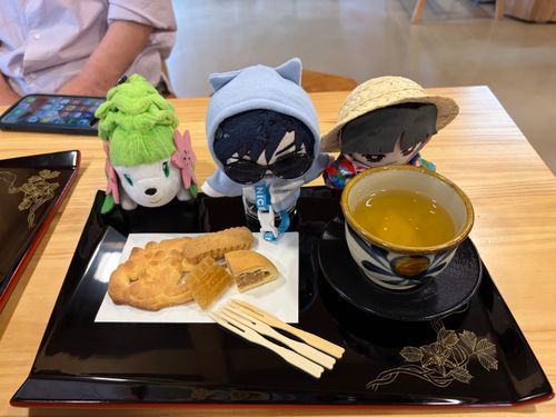 ～沖縄旅行③ 首里城公園編B～

🌹：少し首里城公園の中で休憩してきた。これはちんすこうとさんぴん茶（所謂ジャスミンティー）だな。
その後出口に向かって歩いていたら途中のショップの裏側に地域猫がいた。
かなり大人しかったよ。

🦔：こっちにはシーサーがいたでしゅ、りりしいでしゅね✨️

🌹：実に沖縄らしい光景だな。
