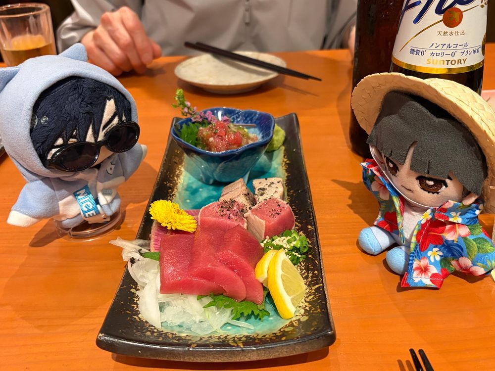 ～沖縄旅行④ 北谷アメリカンビレッジ編～

🌹🕶：ホテルは今日明日連泊でビーチタワー沖縄というところの17階の部屋なんだが 部屋のバルコニーからは天気が悪くてもなかなか景色が良い。

🌹：夜は北谷アメリカンビレッジの中の居酒屋で食べたんだが、本マグロがかなり美味しかったらしい。
（頼んだ中で1番高かったらしいからな）
……だがその後何故か俺は でかいサメに食われたが←
