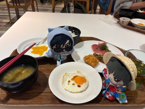 ～沖縄旅行⑥ 朝のホテル編～

🌹：このホテル、朝食バイキングの内容がなかなかバリエーションが豊富だった。魚（刺身も）が美味かったよ。

🌹🕶：このホテル、本物の動物がいるんだな。フクロウとリクガメ、リスザルが見れるんだ。だいぶ可愛いぞ。