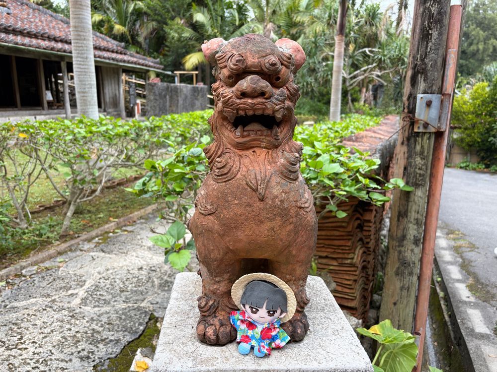 ～沖縄旅行⑩ 琉球村編～

🌹🕶：次は恩納村にあるテーマパーク、琉球村に着た。ここでは心音が体験で琉装の黄色い紅型を着て歩き回っていたな。（髪飾り付き）
蝶々ハウスがあったり、沖縄の民家がたくさんあったり、シーサーがいたりしたが…本物の水牛がいたのは驚いた。