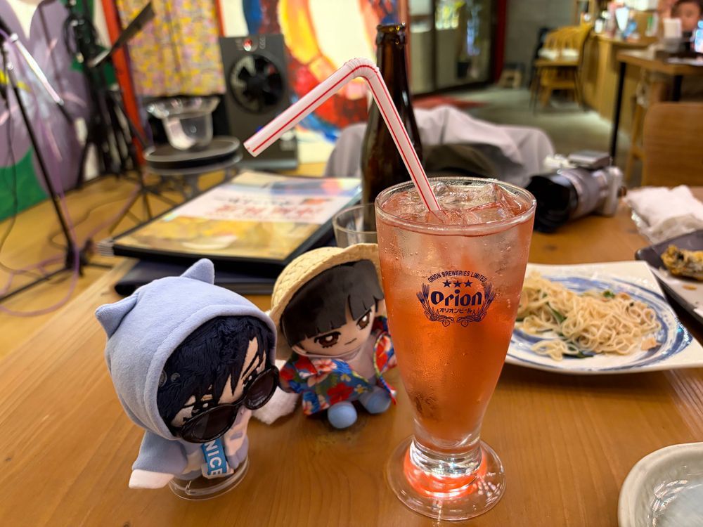 ～沖縄旅行⑪ 夕飯編～

🌹：今日の夕飯は昨日のうちに予約しておいたアメリカンビレッジの中の居酒屋 かなさんや～に行ってきた。
沖縄料理居酒屋で三線のLIVEが見れるところなんだ。

🌹🕶‪：席なんだが偶然にもステージの真ん前の席で本当についていたな。ノンアルコールのオリオンビールがあったからそれを飲んだ。食べたものとしてはもずく（？）の天ぷらと島豆腐の冷奴、そうめんチャンプルーを食べたがどれも美味しかったな。
オリオンビールが終わったあとは
宮古島のハイビスカスソーダ（ノンアル）を飲んだが色が綺麗だった。