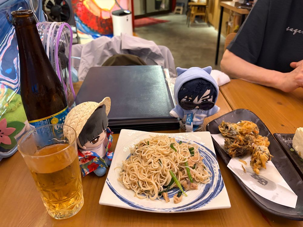～沖縄旅行⑪ 夕飯編～

🌹：今日の夕飯は昨日のうちに予約しておいたアメリカンビレッジの中の居酒屋 かなさんや～に行ってきた。
沖縄料理居酒屋で三線のLIVEが見れるところなんだ。

🌹🕶‪：席なんだが偶然にもステージの真ん前の席で本当についていたな。ノンアルコールのオリオンビールがあったからそれを飲んだ。食べたものとしてはもずく（？）の天ぷらと島豆腐の冷奴、そうめんチャンプルーを食べたがどれも美味しかったな。
オリオンビールが終わったあとは
宮古島のハイビスカスソーダ（ノンアル）を飲んだが色が綺麗だった。
