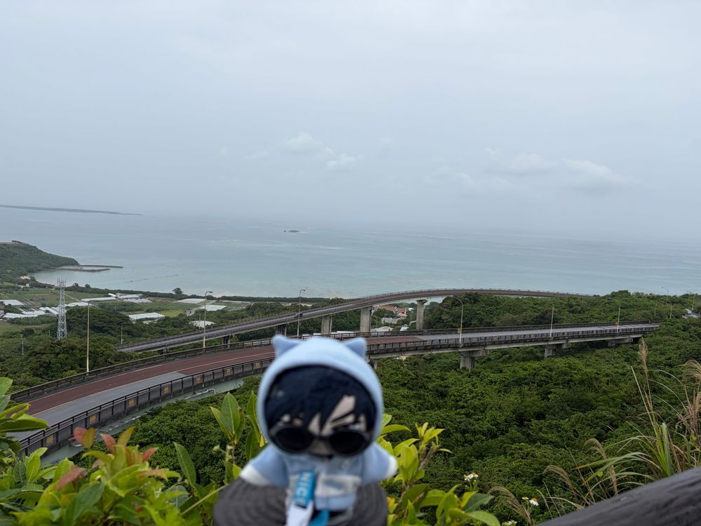～沖縄旅行⑫ 南城市編～

🌹🕶：今日は旅行最終日。那覇に向かいつつまず来たのは南城市にある地域物産館と世界遺産斎場御嶽（せーふぁうたき）だ。斎場御嶽とは拝礼所が何ヶ所もある神聖な聖地でな。緑が多く目が休まるんだ。ただ、コースが滑りやすいところも多く 急でな… トレッキングしてる気分になる。

🌹：そこに行った後物産館の中を少し見て、さらに車でニライカナイ橋を渡りのぼりきったところにある展望台のようなところへ行きニライカナイ橋の全体を見てみた。天気があまり良くなかったから海の色もあまり良くはなかったが絶景だったよ。