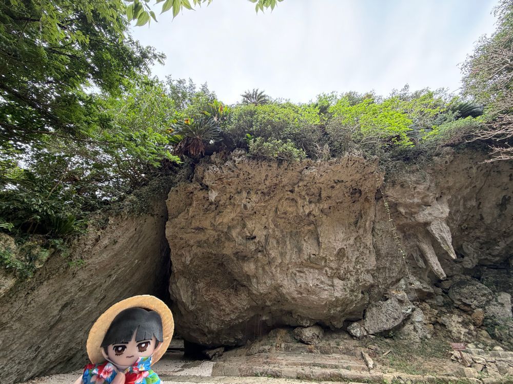 ～沖縄旅行⑫ 南城市編～

🌹🕶：今日は旅行最終日。那覇に向かいつつまず来たのは南城市にある地域物産館と世界遺産斎場御嶽（せーふぁうたき）だ。斎場御嶽とは拝礼所が何ヶ所もある神聖な聖地でな。緑が多く目が休まるんだ。ただ、コースが滑りやすいところも多く 急でな… トレッキングしてる気分になる。

🌹：そこに行った後物産館の中を少し見て、さらに車でニライカナイ橋を渡りのぼりきったところにある展望台のようなところへ行きニライカナイ橋の全体を見てみた。天気があまり良くなかったから海の色もあまり良くはなかったが絶景だったよ。