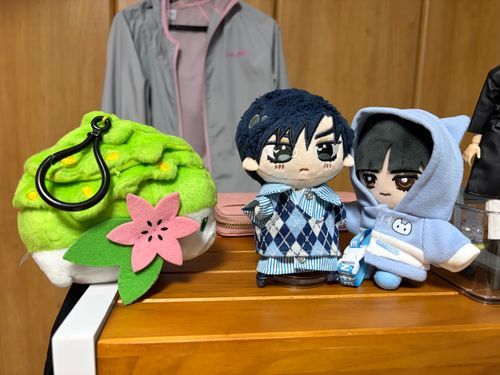 🦔：みんなただいまでしゅっ あれ？？おにいさんたちふくかわってないでしゅか？？

🌹：ああ、ついさっき心音が俺に新しい服を与えてくれたから今まできていたパーカーを涼にあげたんだ。

🌹🕶‪：案外ちょうどいいな。