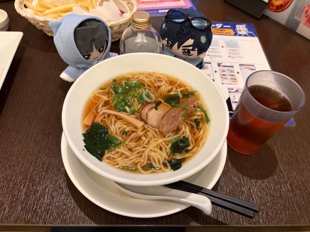 🌹：今日は心音とその友人と久しぶりにカラオケに行ってきた。フリータイムでやったが、満室になった関係で3時間ちょっとくらいで出されてしまったがな💧‬（昼はラーメンを食べていた）

🌹🕶：その後はすぐ近くでやっていた車のイベント、ノスタルジックカーフェスティバルにその友人と行き終わる時間まで（1時間程）行っていたが
友人も色々撮影していたな。
特に驚いたのは入口のすぐ近くにかのBack to the futureに出てきたデロリアンがいたことだ。
ちゃんと黄色いBOXもあったり後ろにタイムスリップするためのマシン（？）も積んであったりして驚いたよ。