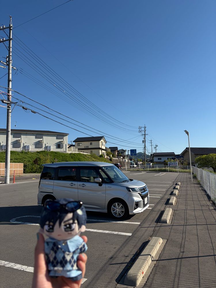 🌹：今日は御朱印を頂きに鳩ヶ嶺八幡宮と、単車神社（本当の名前は柏原諏訪神社）に行ってきた。単車神社は
車山高原というところにあり途中ヴィーナスラインを通るんだが今日は天気が良かったからか沢山のバイクとスポーツカーと出会えたな。カフェでお茶して帰ったがその帰り途中に心音の友人一家が乗る白のRX-8とすれ違った。（尚あちらは気付いていなかった様子）

🌹🕶：鳩ヶ嶺八幡宮だが階段がかなり急で上りはまだ良かったが下りは手すりなしには少し降りるのが厳しかったくらいだ…緑が多くて目は癒されたが。今回も心音の親父さんの愛車 ソリオハイブリッドで親父さんの運転で
行ってきたが今の走行距離は8万ちょっとらしい。結構乗っているな。驚くべきはこのソリオで親父さんは友人と以前小豆島へ旅行に行ったことがあるそうだ。