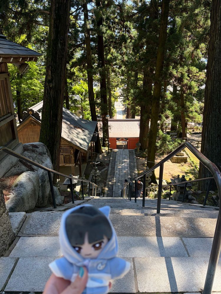 🌹：今日は御朱印を頂きに鳩ヶ嶺八幡宮と、単車神社（本当の名前は柏原諏訪神社）に行ってきた。単車神社は
車山高原というところにあり途中ヴィーナスラインを通るんだが今日は天気が良かったからか沢山のバイクとスポーツカーと出会えたな。カフェでお茶して帰ったがその帰り途中に心音の友人一家が乗る白のRX-8とすれ違った。（尚あちらは気付いていなかった様子）

🌹🕶：鳩ヶ嶺八幡宮だが階段がかなり急で上りはまだ良かったが下りは手すりなしには少し降りるのが厳しかったくらいだ…緑が多くて目は癒されたが。今回も心音の親父さんの愛車 ソリオハイブリッドで親父さんの運転で
行ってきたが今の走行距離は8万ちょっとらしい。結構乗っているな。驚くべきはこのソリオで親父さんは友人と以前小豆島へ旅行に行ったことがあるそうだ。