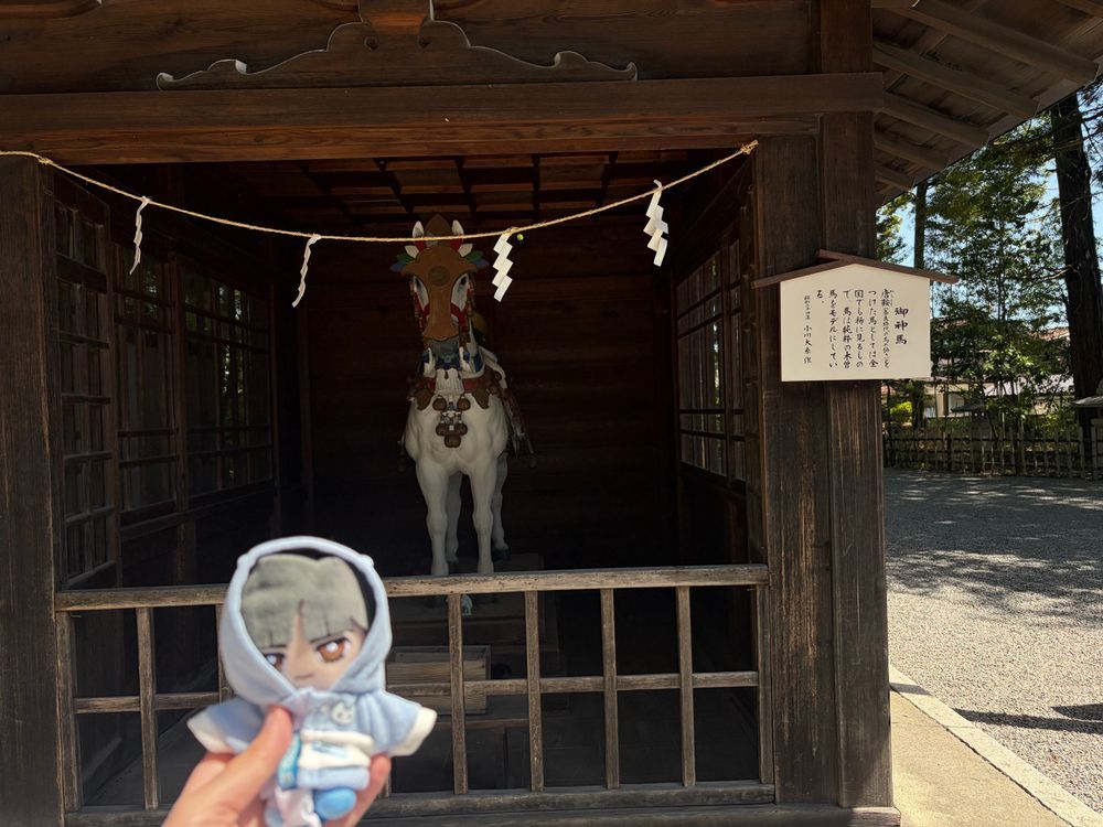 🌹🕶：今日も天気がいいから車で出かけてきた。穂高神社に御朱印を頂きに行ったら白い馬がいたよ。

🌹：その後はこの神社からほど近いところにある早春賦の歌碑のある場所に行ったり、美術館に油絵画家の個展を見に行ったりして最後は姨捨PAで昼を食べてきた。天気が良いからアルプスなどの山が綺麗だったよ。ちなみに早春賦の歌碑の所はソーラー発電でなるタイプのオルゴールがあっていい音がした。

🌹🕶：姨捨PAは聞いていた通りかなりの絶景だったな。