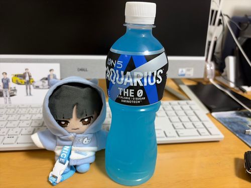 🌹🕶‪：見てくれ、この青いAQUARIUS。心音が俺の色（イメージカラーが青や青寄りの水色らしい）のAQUARIUSだってえらく興奮していたんだが。