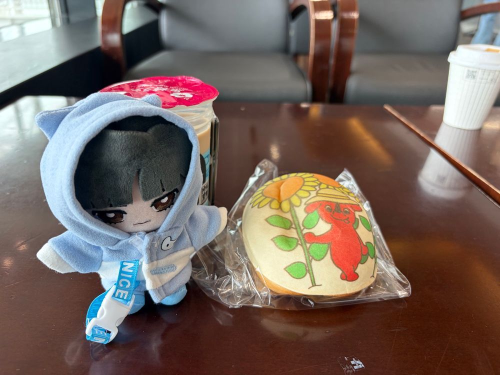 1泊2日旅行 ～千葉 初日～

🌹🕶：今年四回目の千葉に行ってきたが天気はかなり悪く風も強かった。
持っていったフォーマルスーツが雨風でびしょびしょになってしまったよ。
…ところでアクアラインにちーばくんのクリームパンというものが売っていた。中々良い出来じゃないか。