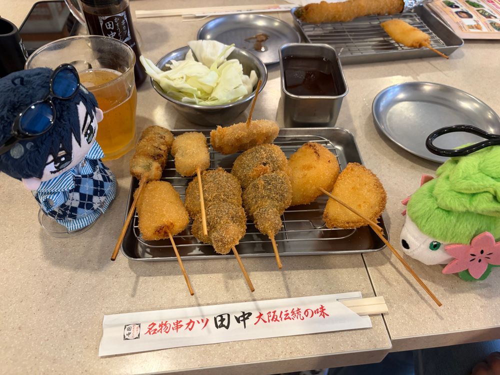 🦔：おひさしぶりでしゅ、ここさいきんまたここにまったくかおだせてなかったでしゅけどみんなげんきだったでしゅか？  

🌹：俺やフェリーたちは変わらず色々と出かけている。先週の日曜日は
駅前の居酒屋に行ってきた。シオンの母親の誕生日祝い兼ねて外食してきたんだ。串カツを食べに行くなどかなり珍しいんじゃないか？

🦔：シオンはビール（ノンアルコール）のんでたでしゅね。いろんな
くしかつたのんでたでしゅけど
どれもいいにおいでおいしそうだったでしゅ……せめてにどづけげんきんっていうソースだけでもなめてみたかったでしゅ(´･ω･`)
