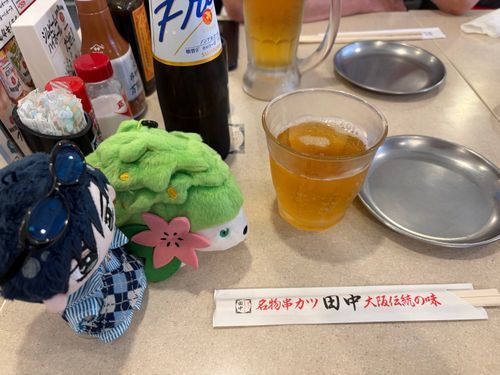 🦔:おひさしぶりでしゅ、ここさいきんまたここにまったくかおだせてなかったでしゅけどみんなげんきだったでしゅか?
🌹:俺やフェリーたちは変わらず色々と出かけている。先週の日曜日は
駅前の居酒屋に行ってきた。シオンの母親の誕生日祝い兼ねて外食してきたんだ。串カツを食べに行くなどかなり珍しいんじゃないか?
🦔:シオンはビール(ノンアルコール)のんでたでしゅね。いろんな
くしかつたのんでたでしゅけど
どれもいいにおいでおいしそうだったでしゅ……せめてにどづけげんきんっていうソースだけでもなめてみたかったでしゅ(´・ω・`)