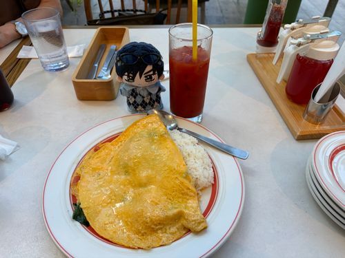 🌹:今日の昼食はベジタリアンが喜びそうなオムレツ(中身はほうれん草、マッシュルーム、トマトと付け合せが白ライス)だった、味付けはバターのみだったらしいが美味かったようだ。ケチャップなしでもいけたくらいには。