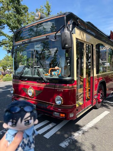 🌹:昼食の後は近くの循環バスバス停から赤レンガ倉庫まで 循環バス【あかいくつ】に乗ってきた。横浜らしい、レトロかつシャレたバスだったな。赤レンガ倉庫に行ったあとは
ほんの少し休憩をしてきた。
…暑いが風が心地よくて気持ちよかったよ。