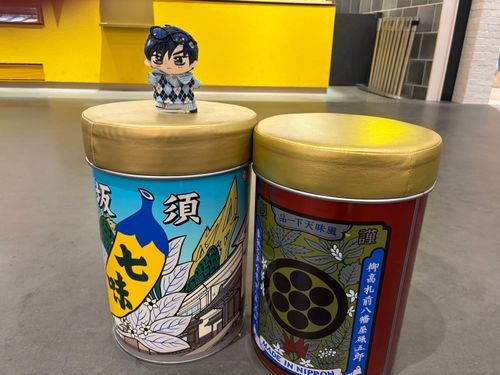 🌹🕶:イオンモールの中にこんなご当地ならではの椅子を見つけた。
八幡屋礒五郎缶の蓋だな(笑)