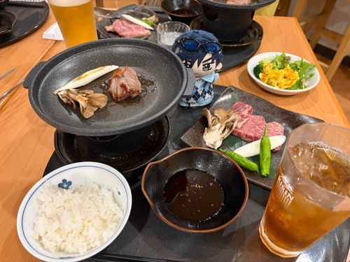 🌹🕶:今日の夕飯は、
岩手牛のジュージュー焼きだ。
結構美味そうだな。