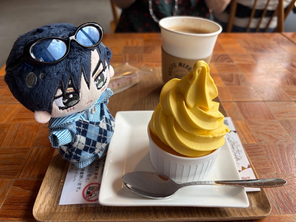 🌹🕶‪：函館に到着し、近くのカフェでカボチャのアイスとプリンを食べたが美味かった。