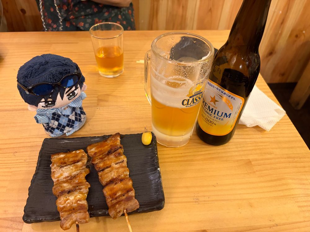 🌹🕶‪：今日の夕飯は函館駅前の居酒屋だった。心音が飲んだのはノンアルビールだから泡が無くなるのが早くてな。豚串と鳥串、生サーモンの刺身を食べていた。