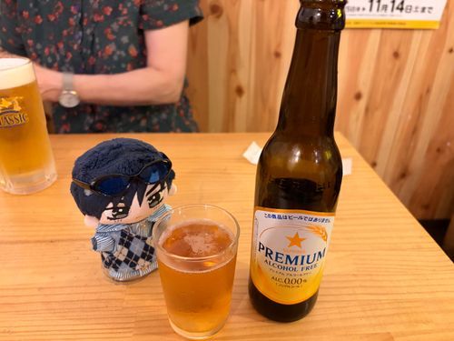 🌹🕶:今日の夕飯は函館駅前の居酒屋だった。心音が飲んだのはノンアルビールだから泡が無くなるのが早くてな。豚串と鳥串、生サーモンの刺身を食べていた。